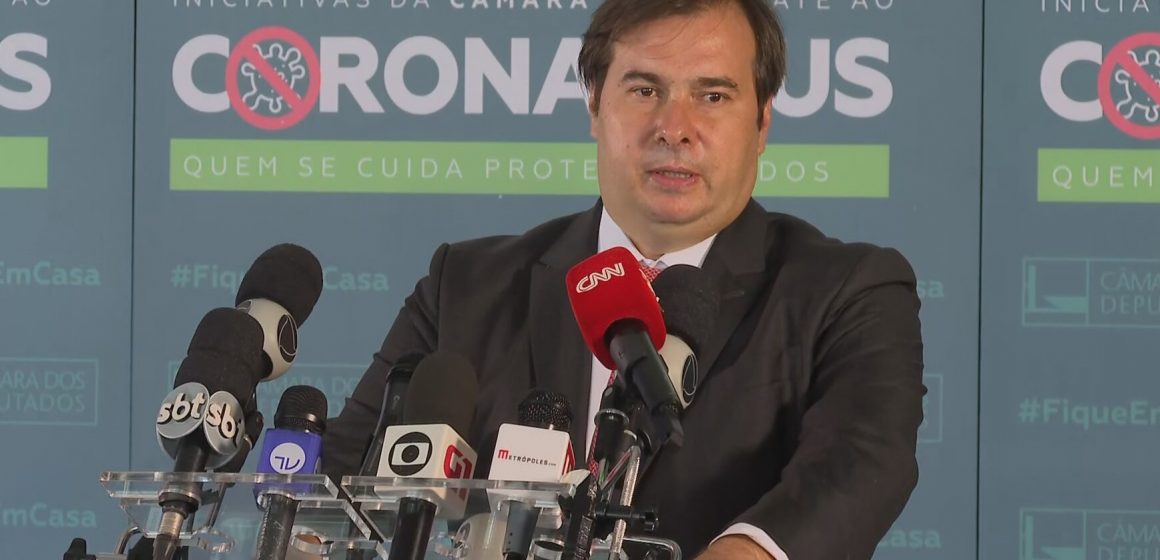 Declarações de Bolsonaro “criam ambiente de radicalismo” no país, diz Maia