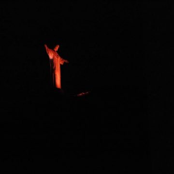 Cristo Redentor se ilumina de laranja em homenagem ao Dia do Gari