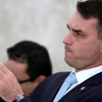 Advogado que acompanhou Flávio Bolsonaro admite reunião na casa de Paulo Marinho em 2018