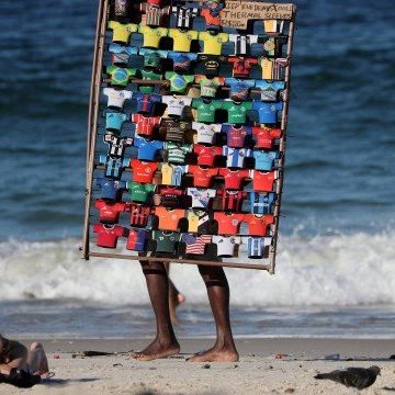 Bolsonaro veta auxílio emergencial a motoristas de aplicativo e ambulantes de praia