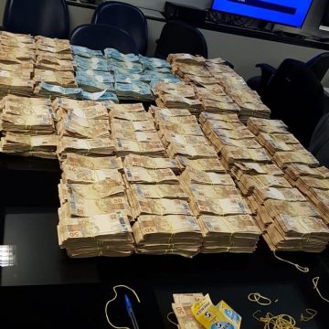 MP acha milhões de reais em dinheiro em casa do ex-secretário de Saúde do RJ Edmar Santos