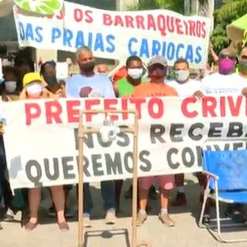 Barraqueiros de praia pedem retorno ao trabalho durante protesto em frente à Prefeitura