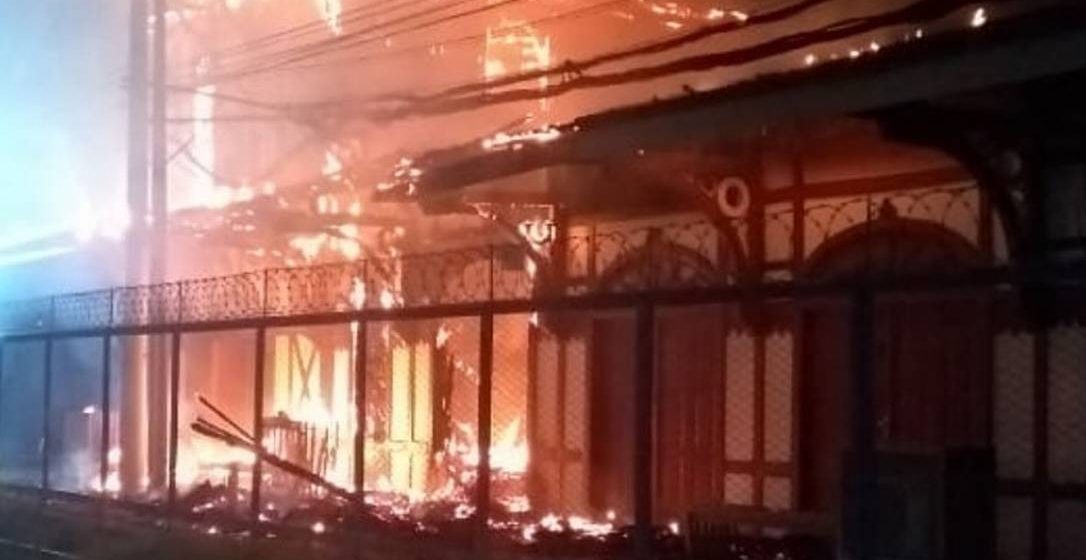 Incêndio atinge casarão histórico da estação ferroviária de Japeri, na Baixada
