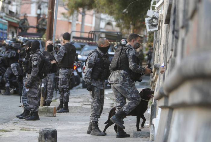 Moradores do São Carlos denunciam PMs por invasão de casas e roubos em comércios