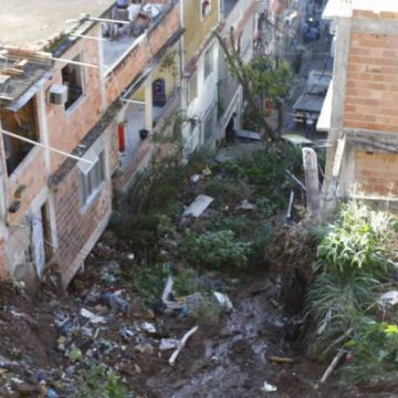 Deslizamento de encosta causa destruição e atinge 12 casas no Morro da Mangueira