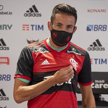Isla revela conversa com Vidal sobre o Flamengo e se coloca à disposição de Dome para estrear contra o Santos