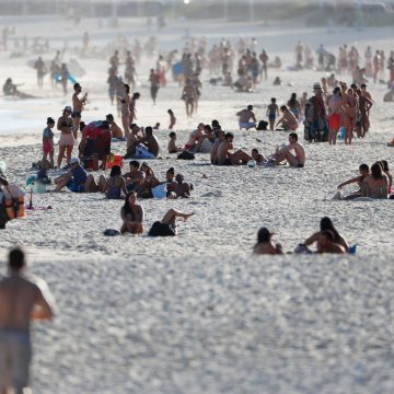 'Fase 5': Rio libera banho de mar e ambulantes na praia; horário de bares é ampliado a partir deste sábado