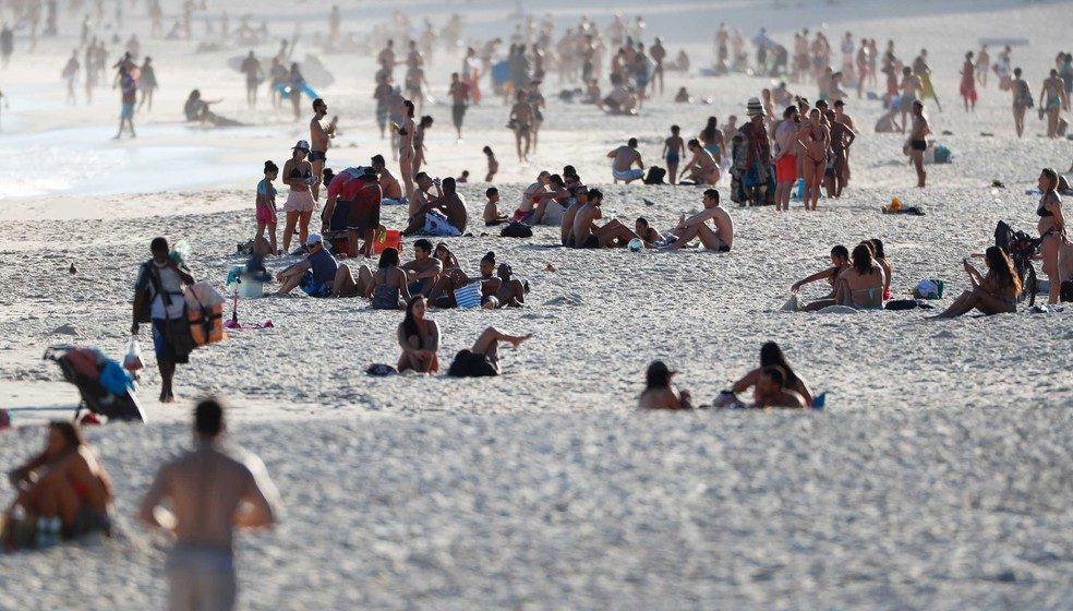 ‘Fase 5’: Rio libera banho de mar e ambulantes na praia; horário de bares é ampliado a partir deste sábado