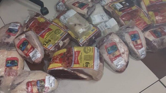 Homem é preso por furtar 50kg de carne em supermercado na Barra