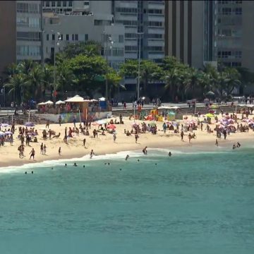 Rio tem aglomeração nas praias no primeiro domingo da primavera