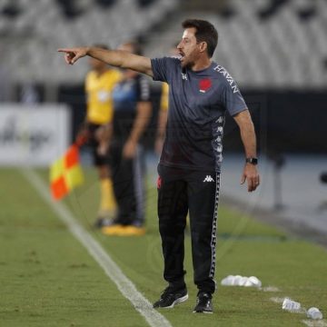 Ramon justifica trocas por cansaço, evita apontar falha em gol e aposta na virada do Vasco: "Confio nos atletas"