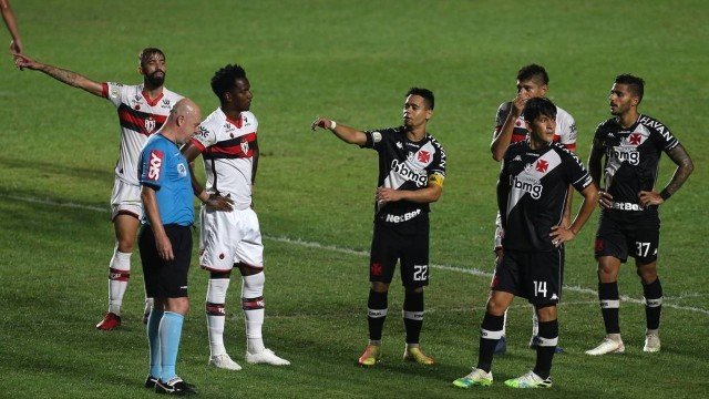 Vasco joga mal, e ‘lei do ex’ dá vitória para o Atlético-GO em São Januário