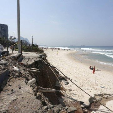 Quiosques são removidos por risco de desabamento e donos reclamam de falta de conservação na Praia da Barra