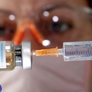 Anvisa alerta sobre falsa vacina de Oxford contra a Covid vendida em Niterói, no RJ