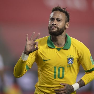 Neymar chega a 19 hat-tricks na carreira e mantém tradição de homenagear ídolos após feitos
