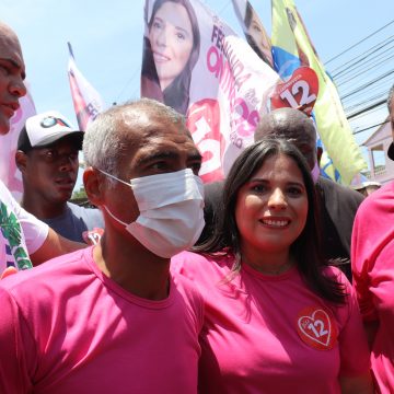 Fernanda Ontiveros recebe apoio do Senador Romário que faz caminhada en Japeri