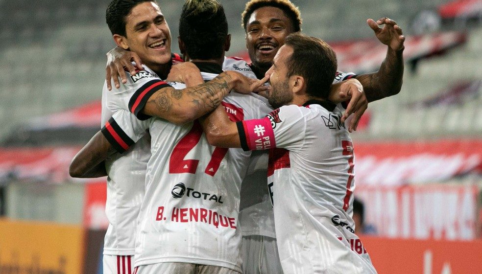 Flamengo reduz marcha, mas chega ao destino e completa invicto maratona de outubro