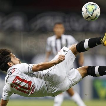 Análise: golaço ilude, mas Vasco é sufocado pelo Atlético-MG em noite de erros coletivos e falhas infantis