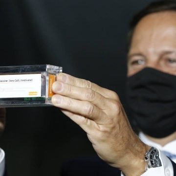 Doria chama Bolsonaro de 'negacionista' e diz que SP poderá vacinar pessoas de outros estados
