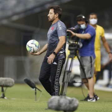 Ramon lamenta erros no primeiro tempo e assume responsabilidade por derrota do Vasco: "Machuca muito"