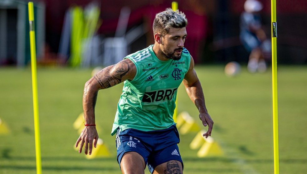 Arrascaeta faz parte de treino com grupo do Flamengo, mas segue em tratamento de dores no joelho