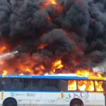 Incêndio atinge garagem de ônibus em Magalhães Bastos
