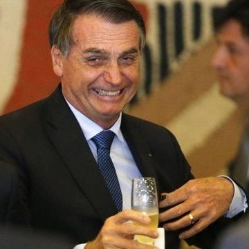 Bolsonaro comemora suspensão de testes da CoronaVac pela Anvisa