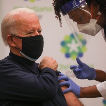 Joe Biden recebe 1ª dose de vacina contra a Covid-19