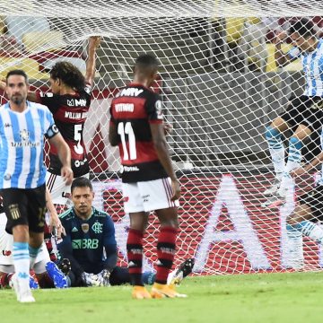 Flamengo deixa de ganhar R$ 18 milhões, e nova eliminação eleva o tom das cobranças internas