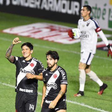Após um mês, Cano e Benítez podem voltar a jogar juntos no Vasco; números sem atacante são sofríveis