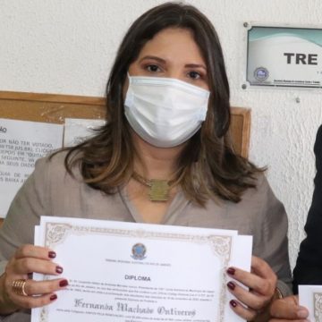 Fernanda Ontiveros recebe diploma de  prefeita de Japeri