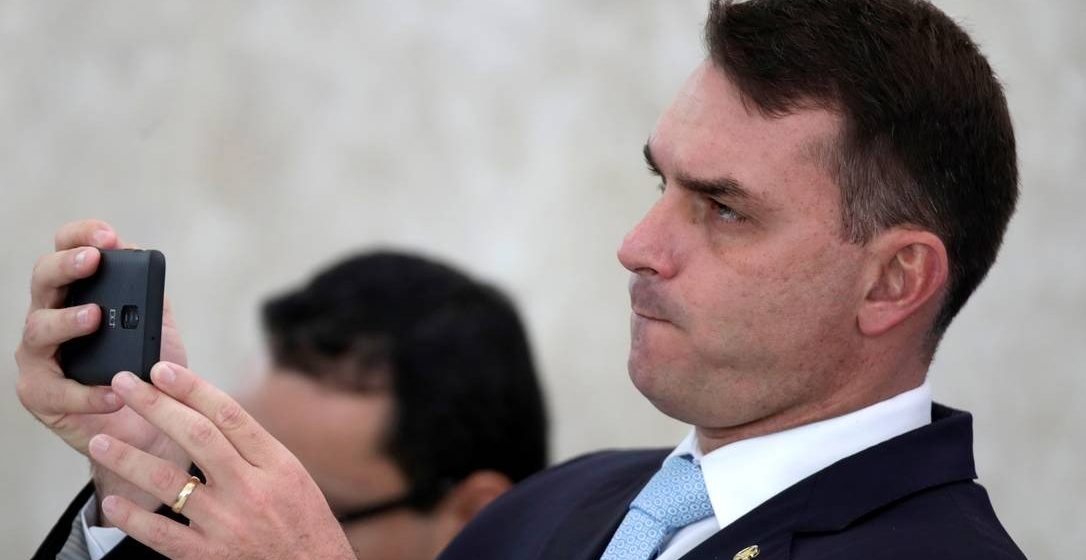Flávio Bolsonaro renuncia ao cargo de terceiro-secretário da Mesa Diretora do Senado