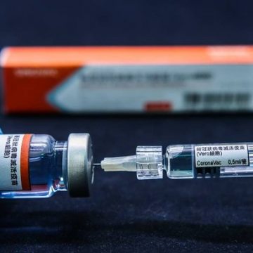 Após vetar blindagem de gastos com vacina contra Covid, governo diz que verba está garantida