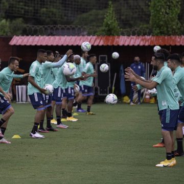 Flamengo retoma treinos de olho no clássico com Flu, e Diego Alves faz apenas tratamento na coxa