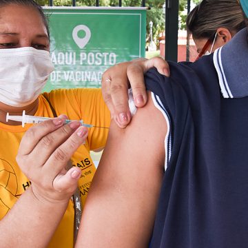 Políticos , empresários e funcionários públicos furam a fila e recebem vacina CORONAVAC mesmo não sendo de grupos prioritários