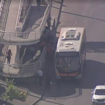 Criminosos assaltam ônibus na Avenida Brasil e fazem passageiros reféns