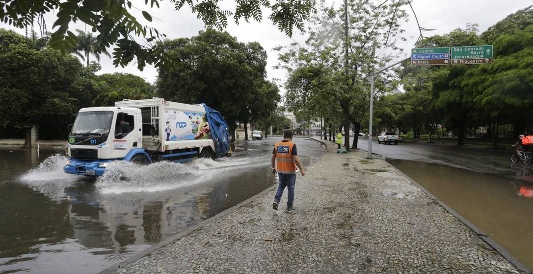 Rio entra em estágio de atenção devido à chuva, e alagamentos marcam início do governo de Eduardo Paes