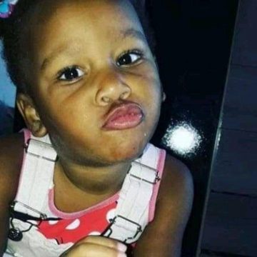 Menina de 5 anos morta por bala perdida no Turano estava no colo da mãe, diz madrinha
