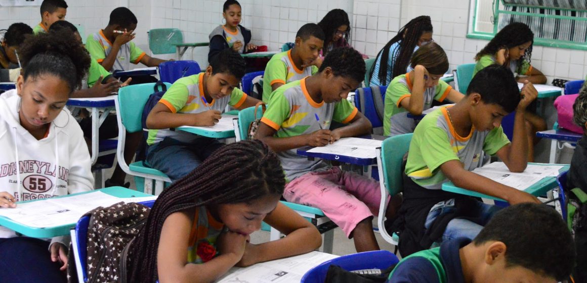 Início do processo de inscrição de alunos candidatos às vagas nas redes de ensino municipal de Queimados começa dia 8