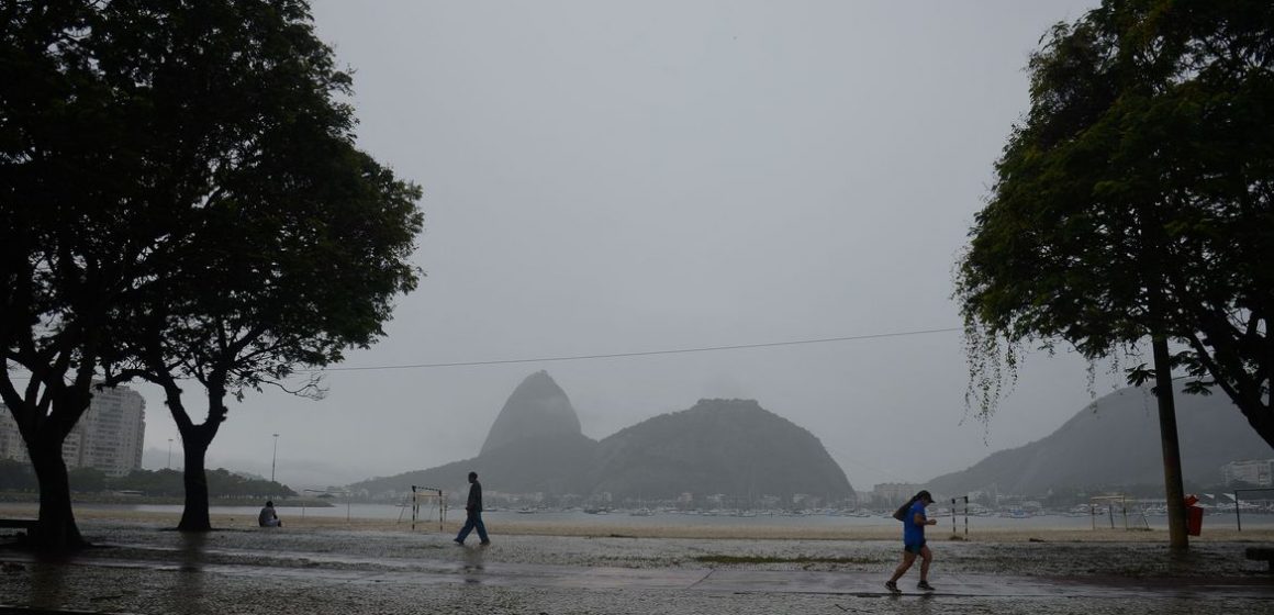 Frente fria chega ao Rio nesta sexta-feira com previsão de chuvas fortes