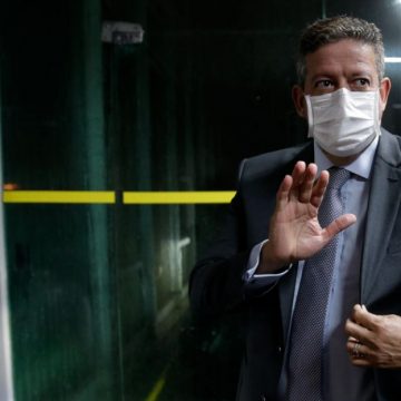 Tentativa de ampliar poderes de Bolsonaro na pandemia fracassa na Câmara; opositores apontam intenção de 'golpe'