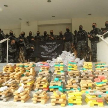 Polícia apreende mais de uma tonelada de drogas durante megaoperação no Rio