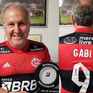 Zico recebe troféu e camisa de Gabigol após ter marca superada na Libertadores