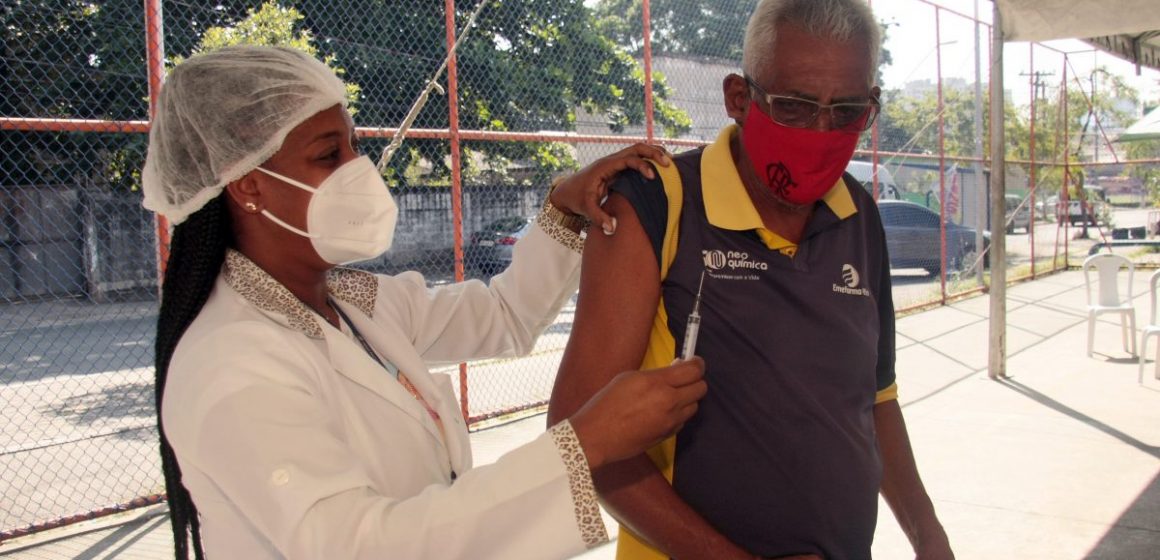 Nova Iguaçu vacina neste sábado (5/6) profissionais da rede privada de educação, pessoas de 58 anos e faz repescagem nos demais grupos. Imunização com Pfizer está temporariamente suspensa