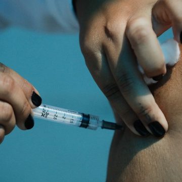 Prefeitura de Nilópolis confirma que aplicou 210 doses de vacina fora da validade