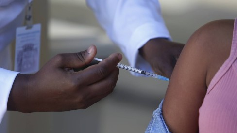 Covid-19: Paes defende que Ministério da Saúde decida já em setembro pela terceira dose da vacina para idosos