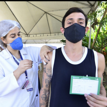 Nova Iguaçu vacina pessoas de 25 anos nesta terça-feira (17)