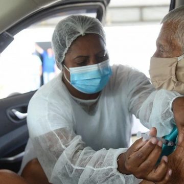 Nova Iguaçu irá vacinar profissionais da saúde nesta segunda