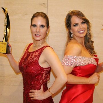 Atrizes Evelyn Montesano e Mariza Marchetti ganham prêmio no Rio de Janeiro