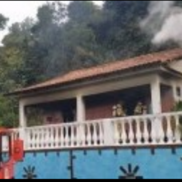 Violência doméstica: homem agride filha e esposa e coloca fogo na própria casa, em Maricá